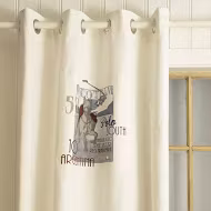 Polo en en vit öljettlängd i bomull med en applokation med en polospelare, mått 1 x 110 x 240 cm.