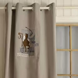 Polo en en grå öljettlängd i bomull med en applokation med en polospelare, mått 1 x 110 x 240 cm.