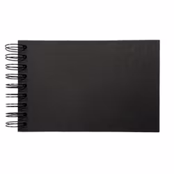 Anteckningsblock/album Wire-o med svarta pärmar och svarta sidor och spiralrygg, mått 20 x 12 cm.