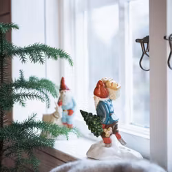 Jennys julbock som har fått sin inspiration från Jenny Nyströms julkort från Cult design, en porslinsfigur i vitt, grått och rött.