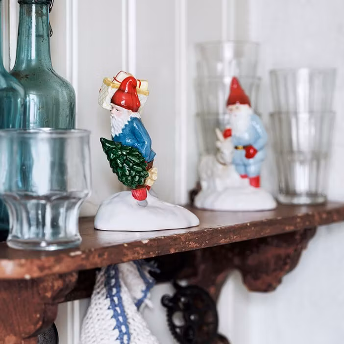 Jennys julbock som har fått sin inspiration från Jenny Nyströms julkort från Cult design, en porslinsfigur i vitt, grått och rött.