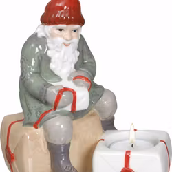 Julkalas lilltomten en porslinsfigur i grågrönt, vitt och rött från Cult design, höjd 17 cm.