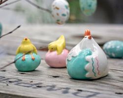 Mini-mini-påsk ett 3 pack med 2 söta gula påskkycklingar med ägg och en påskhöna med ägg från Cult design.