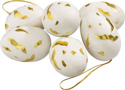 Hanging goldie vita och guldfärgade påskägg i ett sexpack från Cult design att dekorera påskriset med, mått 6 cm.