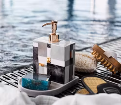 Kub deco pump en art decoinspirerad tvål/diskmedelspump i vitt, svart, grått och guld från Cult design.