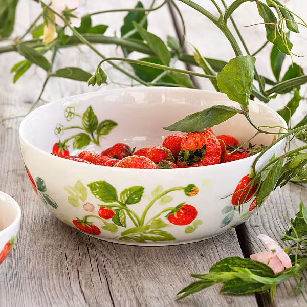 Fragaria serveringsskål i vitt porslin med röda jordgubbar och gröna blad från Cult design, mått 21 x 8 cm.