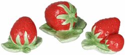 Fragaria ett 3 pack med röda dekorationsjordgubbar i porslin från Cult design, mått 5 cm.