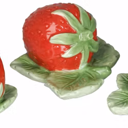 Fragaria ett 3 pack med röda dekorationsjordgubbar i porslin från Cult design, mått 5 cm.