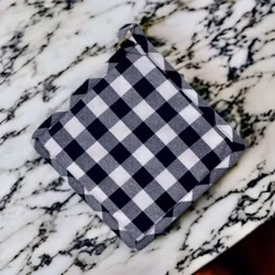 Recycling en blå och vitrutig grytlapp från Classic textiles av återvunna textilier, mått 20 x 20 cm.