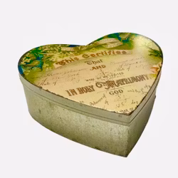 In holy en stor hjärtformad plåtburk med ett vackert tryck på locket från Svanefors, mått h 20 x b 21 x h 7 cm.