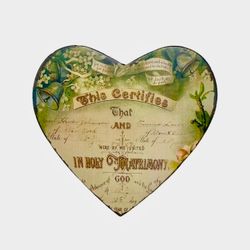 In holy en stor hjärtformad plåtburk med ett vackert tryck på locket från Svanefors, mått h 20 x b 21 x h 7 cm.