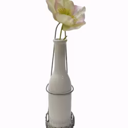 Carina en vas/dekorationsflaska i vitt porslin med en rustik metallhållare för vägghängning, h 25 x 6,5 cm.