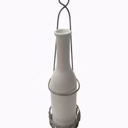 Carina en vas/dekorationsflaska i vitt porslin med en rustik metallhållare för vägghängning, h 25 x 6,5 cm.