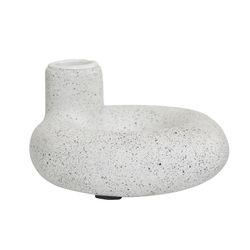 Tindra ljusstake stor för ett ljus är tillverkad i en eco mix bestående av kritpulver, kåda och överblivet papper som ger en fin känsla av hantverk från Boel & Jan i vitt och svart.