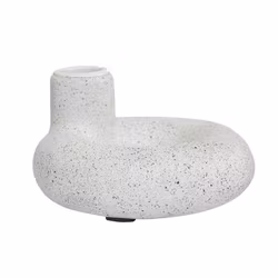 Tindra ljusstake stor för ett ljus är tillverkad i en eco mix bestående av kritpulver, kåda och överblivet papper som ger en fin känsla av hantverk från Boel & Jan i vitt och svart.