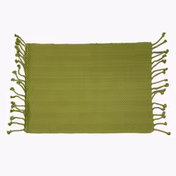 Smilla en grön tablett i en grovt vävd bomull med fransar på kortsidorna från Noble house, mått 35 x 45 cm.