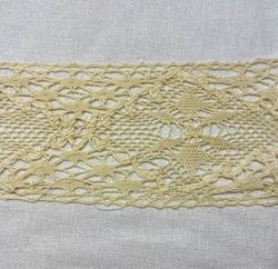 Spets en vit kökshanduk i bomull med en naturfärgad spets från Noble house, mått 50 x 70 cm.