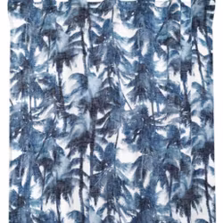 Cancun ett tunt gardinset på ljus botten med ett blått palmmönster och med multiband från Redlunds textil.