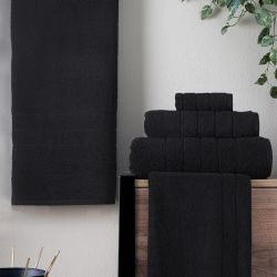 Roma en svart badrumsmatta i en kraftig frotté i mått 50 x 70 cm från Indusia design.