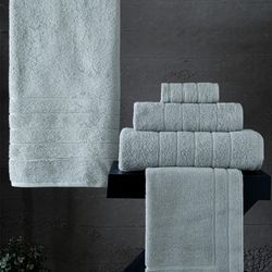 Roma en ljusgrön badrumsmatta i en kraftig frotté i mått 50 x 70 cm från Indusia design.