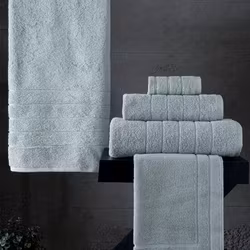 Roma en serie med ljusgröna badlakan handdukar och badrumsamatta i en tjock och slitstark bomullsfrotté från Indusia design.