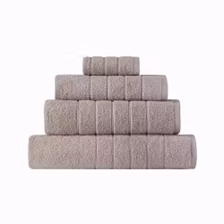 Roma en serie med beige badlakan, handdukar och badrumsmatta i en tjock och slitstark bomullsfrotté från Indusia design.