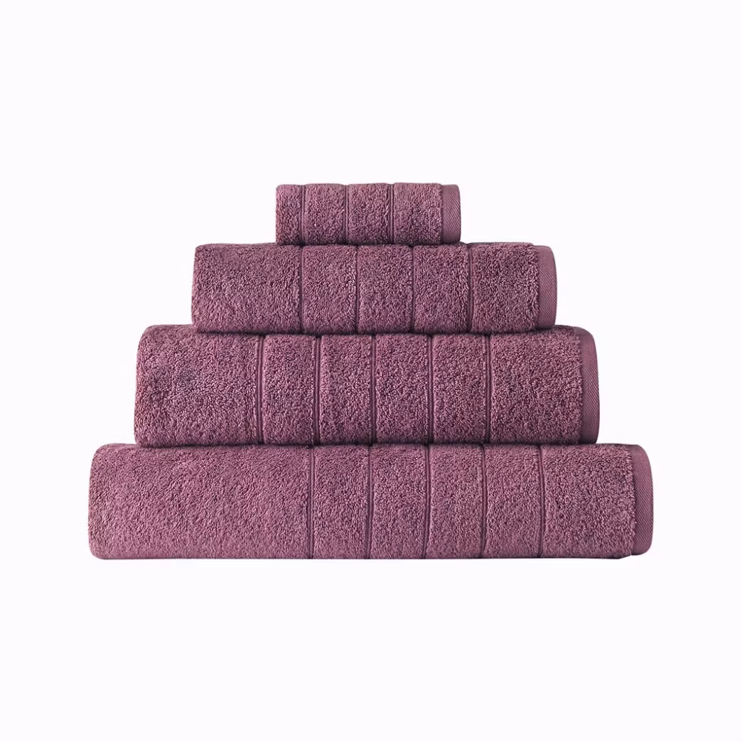 Roma en serie med rosa badlakan, handdukar och badrumsmatta i en tjock och slitstark bomullsfrotté från Indusia design.