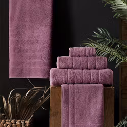 Roma en serie med rosa badlakan, handdukar och badrumsmatta i en tjock och slitstark bomullsfrotté från Indusia design.