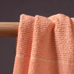 Riga en serie med orange badlakan och handdukar i en tjock och slitstark bomullsfrotté från Indusia design