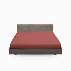 Solid color satin ett mörkrött dra på lakan i bomullssatin som även går att använda som sängtopp till madrasser, från Indusia design.