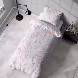 Jasmin lilac ett påslakanset med rosa, lila, gula blommor och gröna blad på en svagt lila botten i bomull med dragkedja i botten.