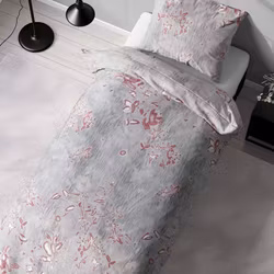 Wilbourne ett grått påslakansset i mått 150 x 210 cm med rosa och vita blommor i bomull med dragkedja i botten, från Indusia design