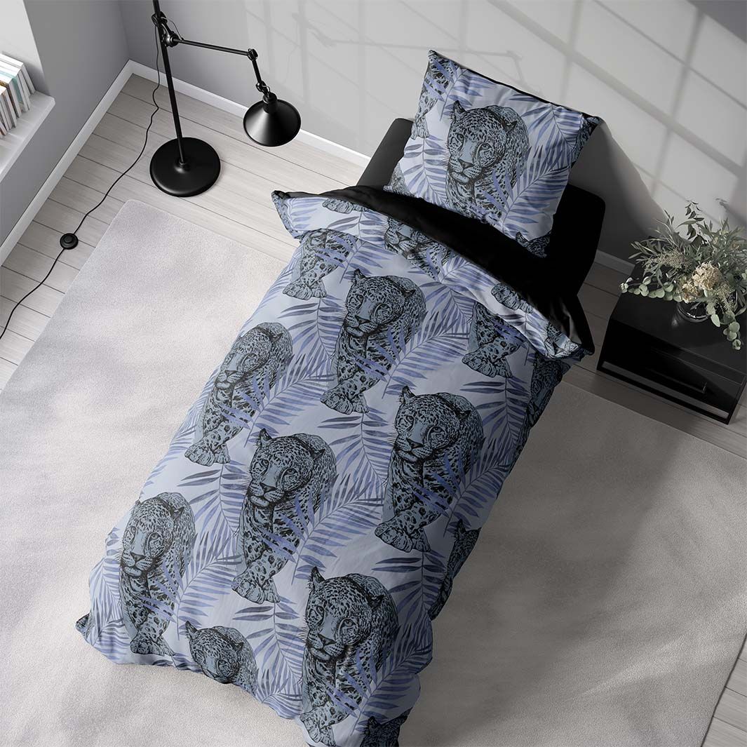 Leo blue ett blått påslakanset med ett loepardmönster i bomull med knäppning i botten, från Indusia design