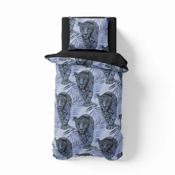 Leo blue ett blått påslakanset med ett loepardmönster i bomull med knäppning i botten, från Indusia design