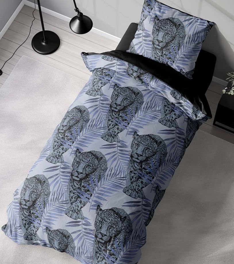 Leo blue ett blått påslakanset med ett loepardmönster i bomull med knäppning i botten, från Indusia design