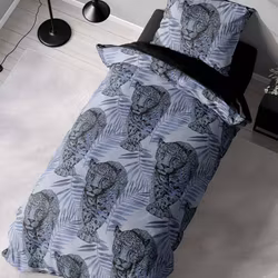 Leo blue ett blått påslakanset med ett loepardmönster i bomull med knäppning i botten, från Indusia design