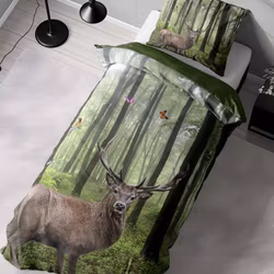 Deer nature ett vackert påslakanset i mått 150 x 210 cm i bomullssatin med ett vackert naturmönster i med knäppning i botten, från Indusia design