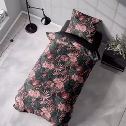 Bonita pink ett påslakanset i bomull med en svart botten med gröna blad och rosa blommor med knäppning i botten, från Indusia design
