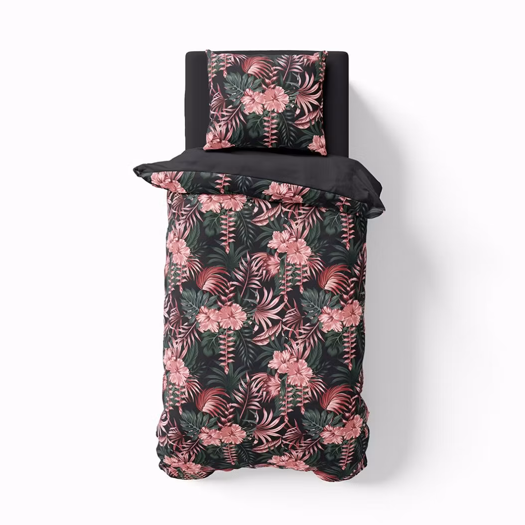 Bonita pink ett påslakanset i bomull med en svart botten med gröna blad och rosa blommor med knäppning i botten, från Indusia design