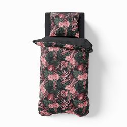 Bonita pink ett påslakanset i bomull med en svart botten med gröna blad och rosa blommor med knäppning i botten, från Indusia design