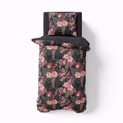 Bonita pink ett påslakanset i bomull med en svart botten med gröna blad och rosa blommor med knäppning i botten, från Indusia design