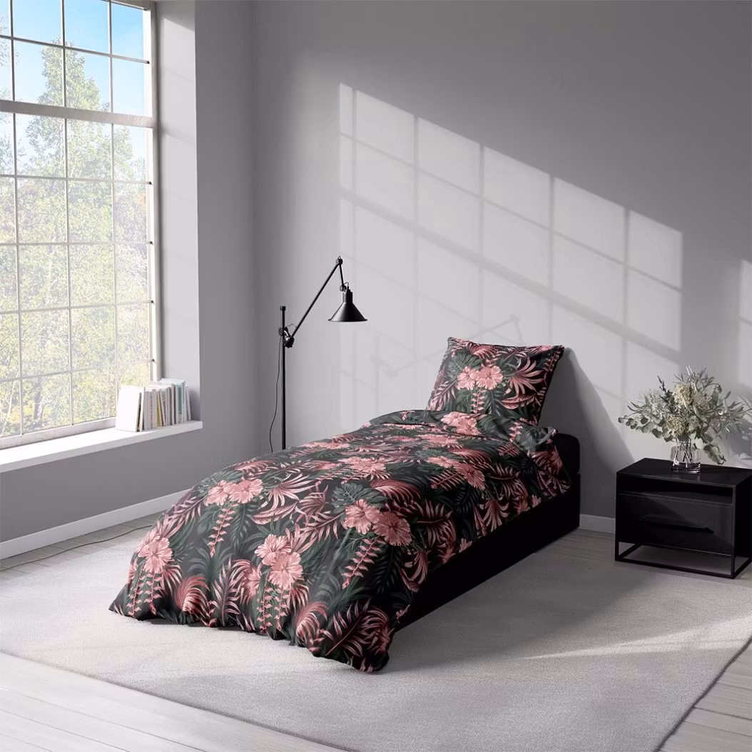 Bonita pink ett påslakanset i bomull med en svart botten med gröna blad och rosa blommor med knäppning i botten, från Indusia design