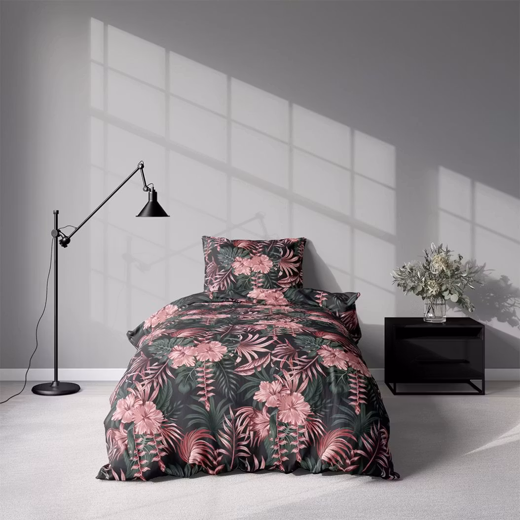 Bonita pink ett påslakanset i bomull med en svart botten med gröna blad och rosa blommor med knäppning i botten, från Indusia design