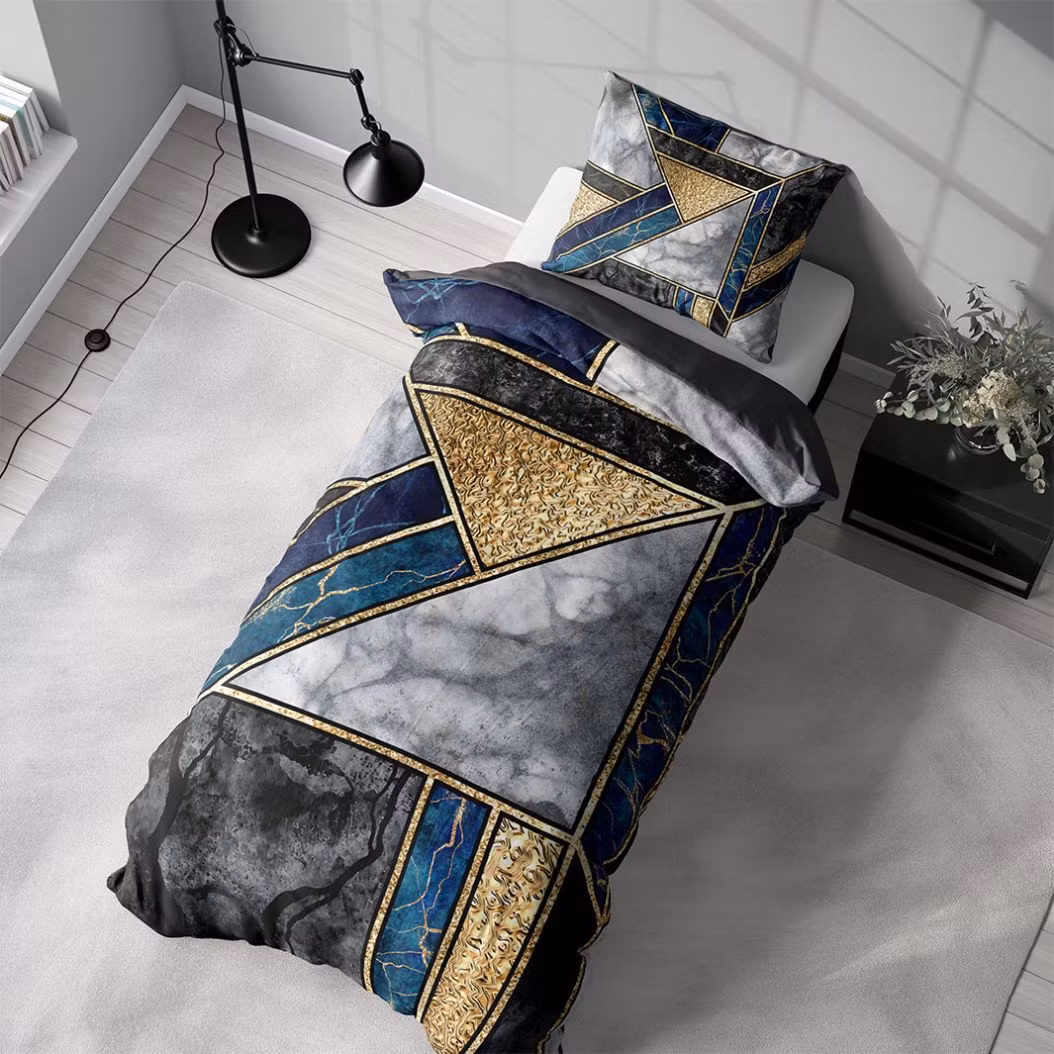 Marble art blue ett påslakanset i bomull med ett marmormönster i svart, vitt, blått och guld med dragkedja i botten, från Indusia design