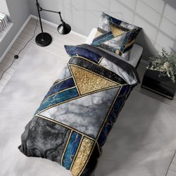 Marble art blue ett påslakanset i bomull med ett marmormönster i svart, vitt, blått och guld med dragkedja i botten, från Indusia design