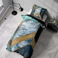 Marble art green ett påslakanset i bomull med ett marmormönster i svart, vitt, grönt och guld med knäppning i botten, från Indusia design