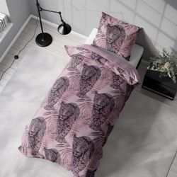 Leo pink ett rosa påslakanset i bomull i storlek 150 x 210 cm med ett leopardmönster med knäppning i botten, från Indusia design