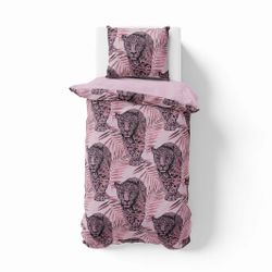 Leo pink ett rosa påslakanset i bomull i storlek 150 x 210 cm med ett leopardmönster med knäppning i botten, från Indusia design