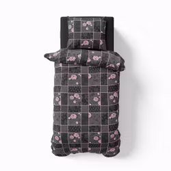 Brooke grey ett påslakanset i bomullssatin i grått, svart och rosa med knäppning i botten, från Indusia design