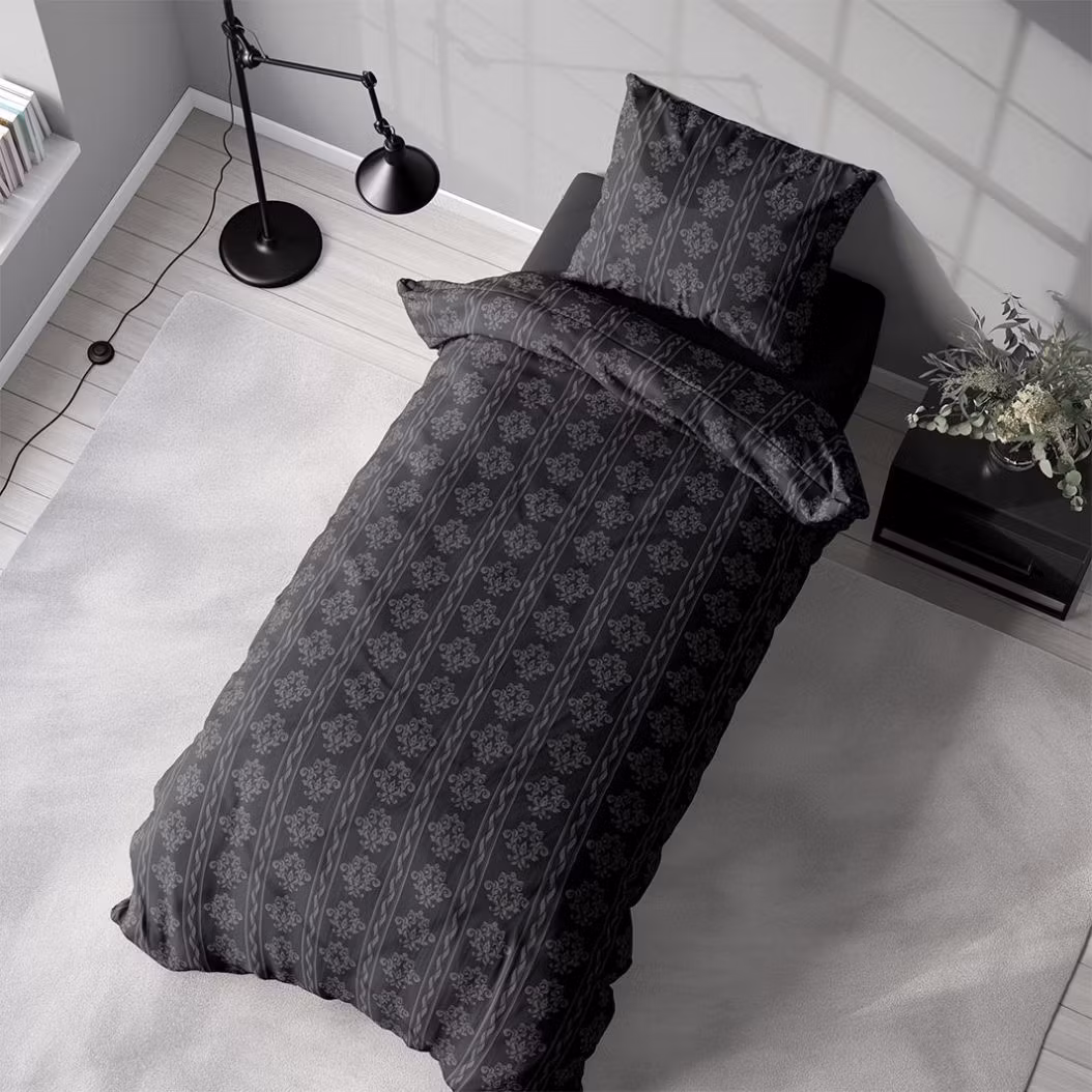 Bailey black ett påslakanset i bomullssatin i svart, grått och vitt med knäppning i botten, från Indusia design